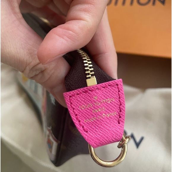 LOUIS VUITTON 2022 VIVIENNE
CHRISTMAS MINI POCHETTE - Picture 3 of 3